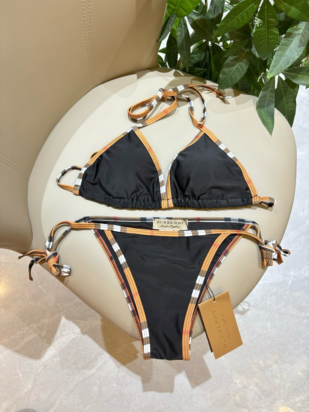 巴宝莉新款比基尼泳衣👙❤️😍🥰适合多种场景的游泳衣🏊♀️海边 游泳池 温泉 水上乐园 漂流都可以😌内搭 巴宝莉新款比基尼泳衣👙❤️😍🥰适合多种场景的游泳衣🏊♀️海边 游泳池 温泉 水上乐园 漂流都可以😌内搭