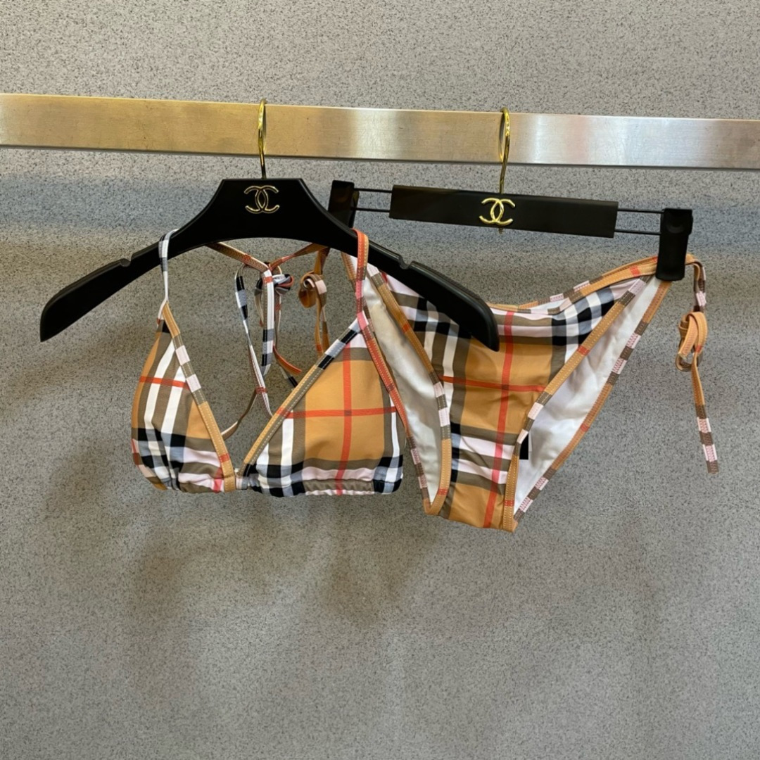 巴宝莉新款比基尼泳衣👙❤️😍🥰适合多种场景的游泳衣🏊♀️海边 游泳池 温泉 水上乐园 漂流都可以😌内搭 巴宝莉新款比基尼泳衣👙❤️😍🥰适合多种场景的游泳衣🏊♀️海边 游泳池 温泉 水上乐园 漂流都可以😌内搭