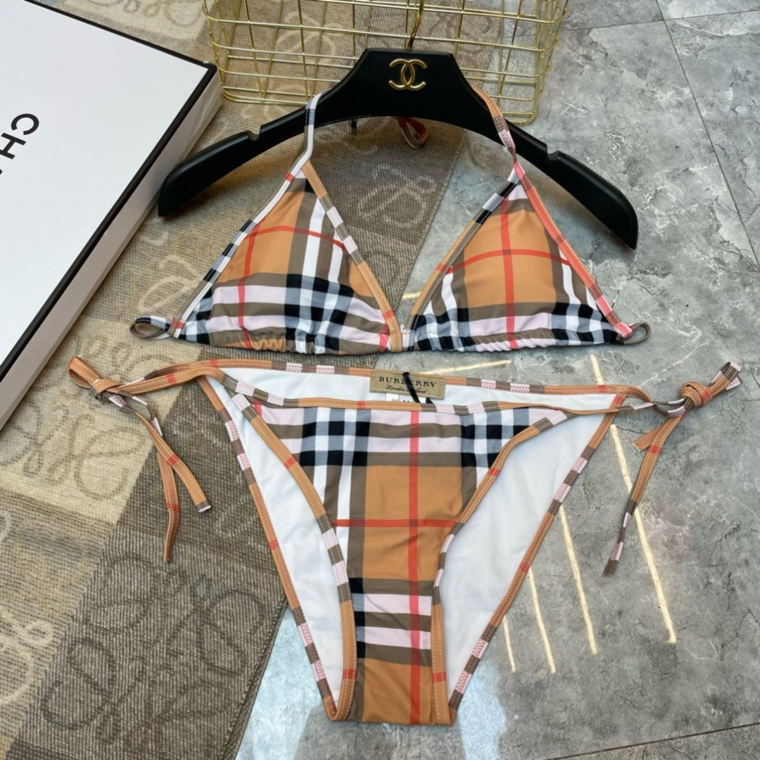 巴宝莉新款比基尼泳衣👙❤️😍🥰适合多种场景的游泳衣🏊♀️海边 游泳池 温泉 水上乐园 漂流都可以😌内搭 巴宝莉新款比基尼泳衣👙❤️😍🥰适合多种场景的游泳衣🏊♀️海边 游泳池 温泉 水上乐园 漂流都可以😌内搭