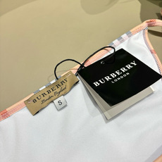 巴宝莉新款比基尼泳衣👙❤️😍🥰适合多种场景的游泳衣🏊♀️海边 游泳池 温泉 水上乐园 漂流都可以😌内搭 巴宝莉新款比基尼泳衣👙❤️😍🥰适合多种场景的游泳衣🏊♀️海边 游泳池 温泉 水上乐园 漂流都可以😌内搭