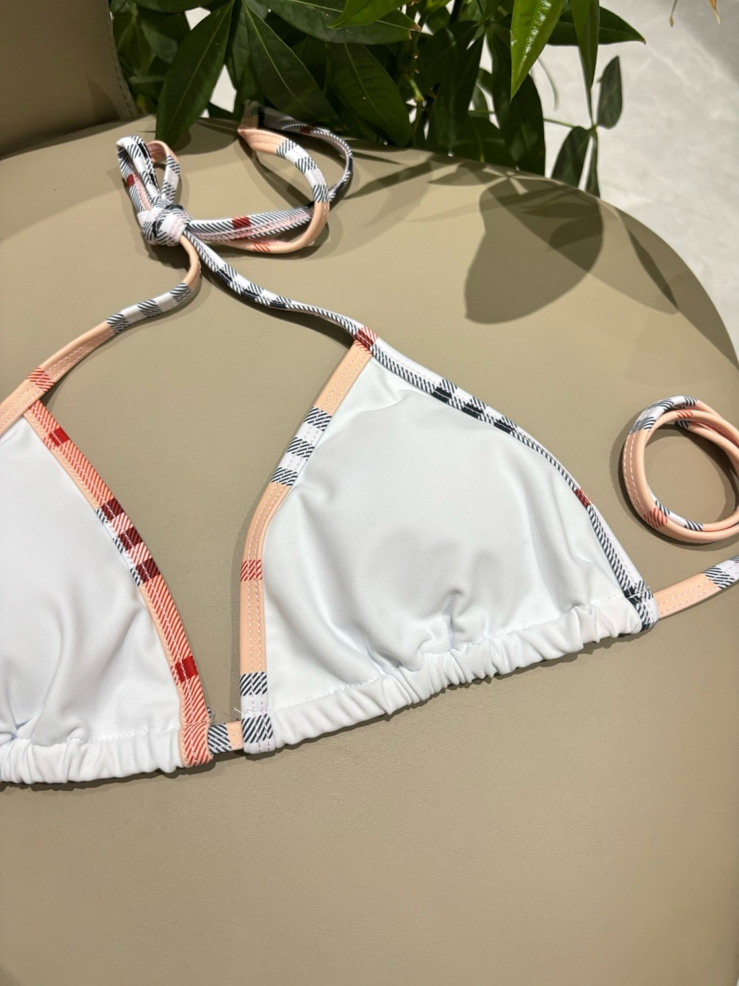 巴宝莉新款比基尼泳衣👙❤️😍🥰适合多种场景的游泳衣🏊♀️海边 游泳池 温泉 水上乐园 漂流都可以😌内搭 巴宝莉新款比基尼泳衣👙❤️😍🥰适合多种场景的游泳衣🏊♀️海边 游泳池 温泉 水上乐园 漂流都可以😌内搭