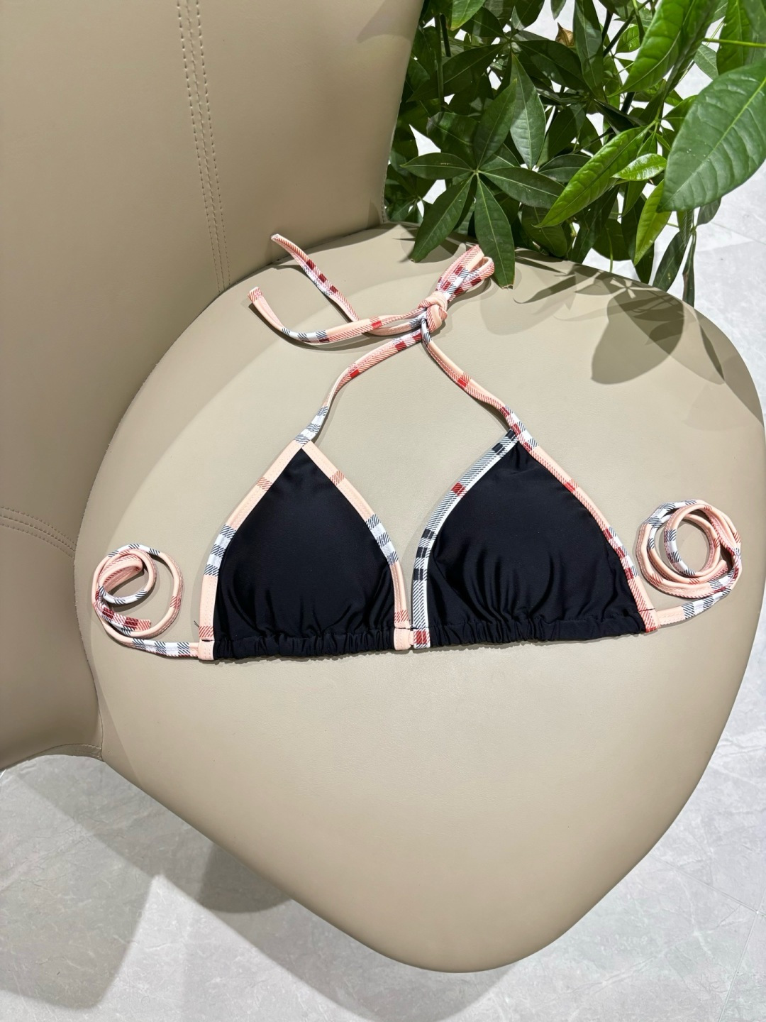 巴宝莉新款比基尼泳衣👙❤️😍🥰适合多种场景的游泳衣🏊‍♀️海边 游泳池 温泉 水上乐园 漂流都可以😌内搭