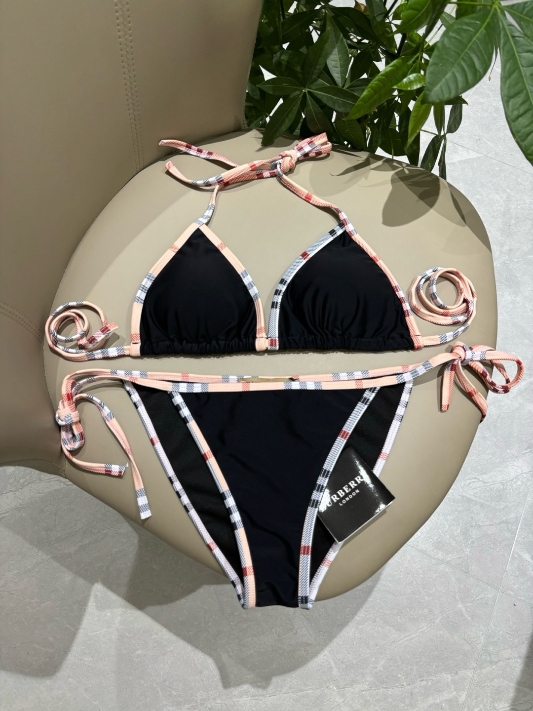 巴宝莉新款比基尼泳衣👙❤️😍🥰适合多种场景的游泳衣🏊‍♀️海边 游泳池 温泉 水上乐园 漂流都可以😌内搭