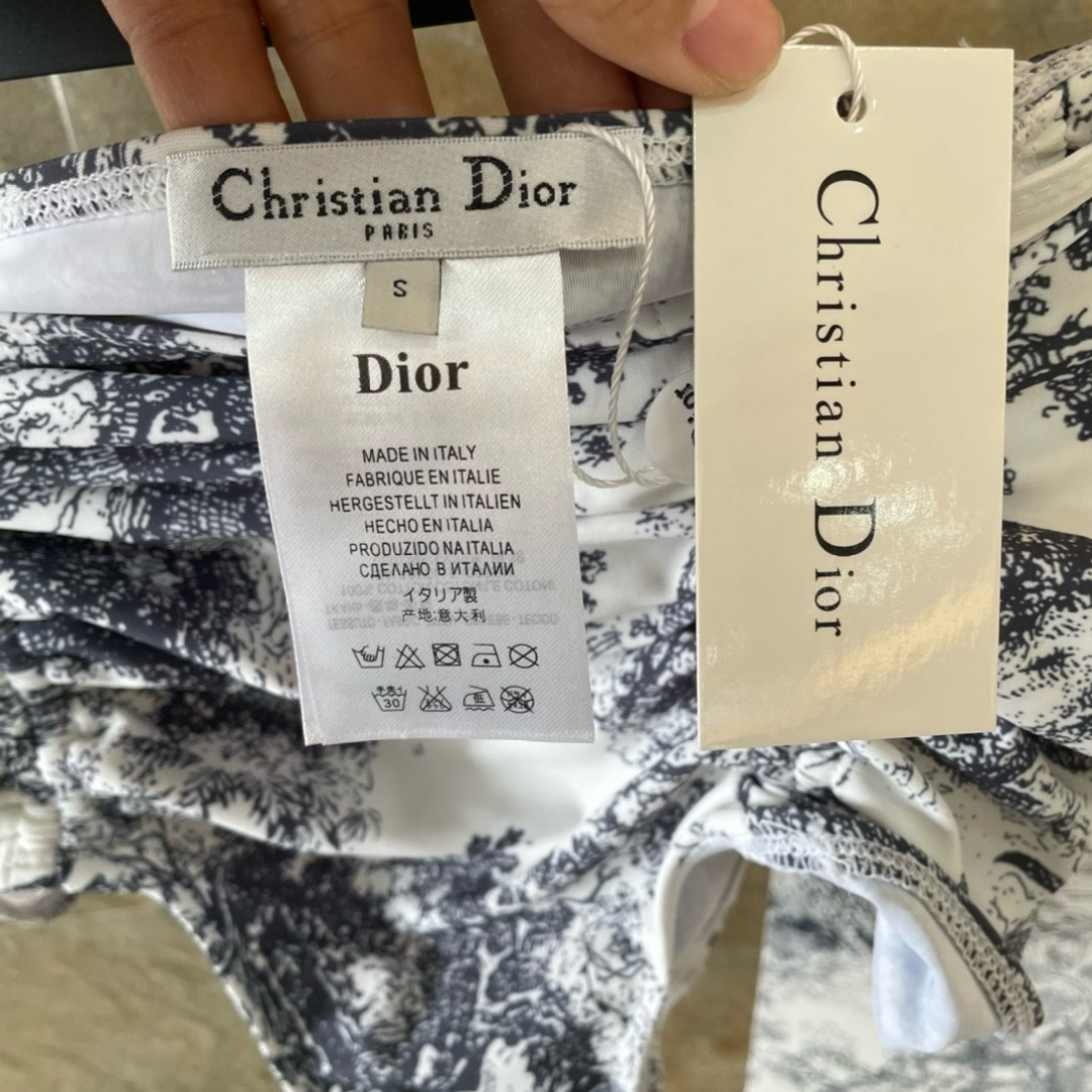 Dior抹胸分体比基尼 可拆卸肩带 😍🥰适合多种场景的游泳衣🏊♀️海边 游泳池 温泉 水上乐园 漂流都 Dior抹胸分体比基尼 可拆卸肩带 😍🥰适合多种场景的游泳衣🏊♀️海边 游泳池 温泉 水上乐园 漂流都