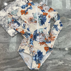 Dior新款露背拼色连体泳衣 简单大气 适合多种场景的游泳衣🏊♀️海边 游泳池 温泉 水上乐园 漂流都 Dior新款露背拼色连体泳衣 简单大气 适合多种场景的游泳衣🏊♀️海边 游泳池 温泉 水上乐园 漂流都