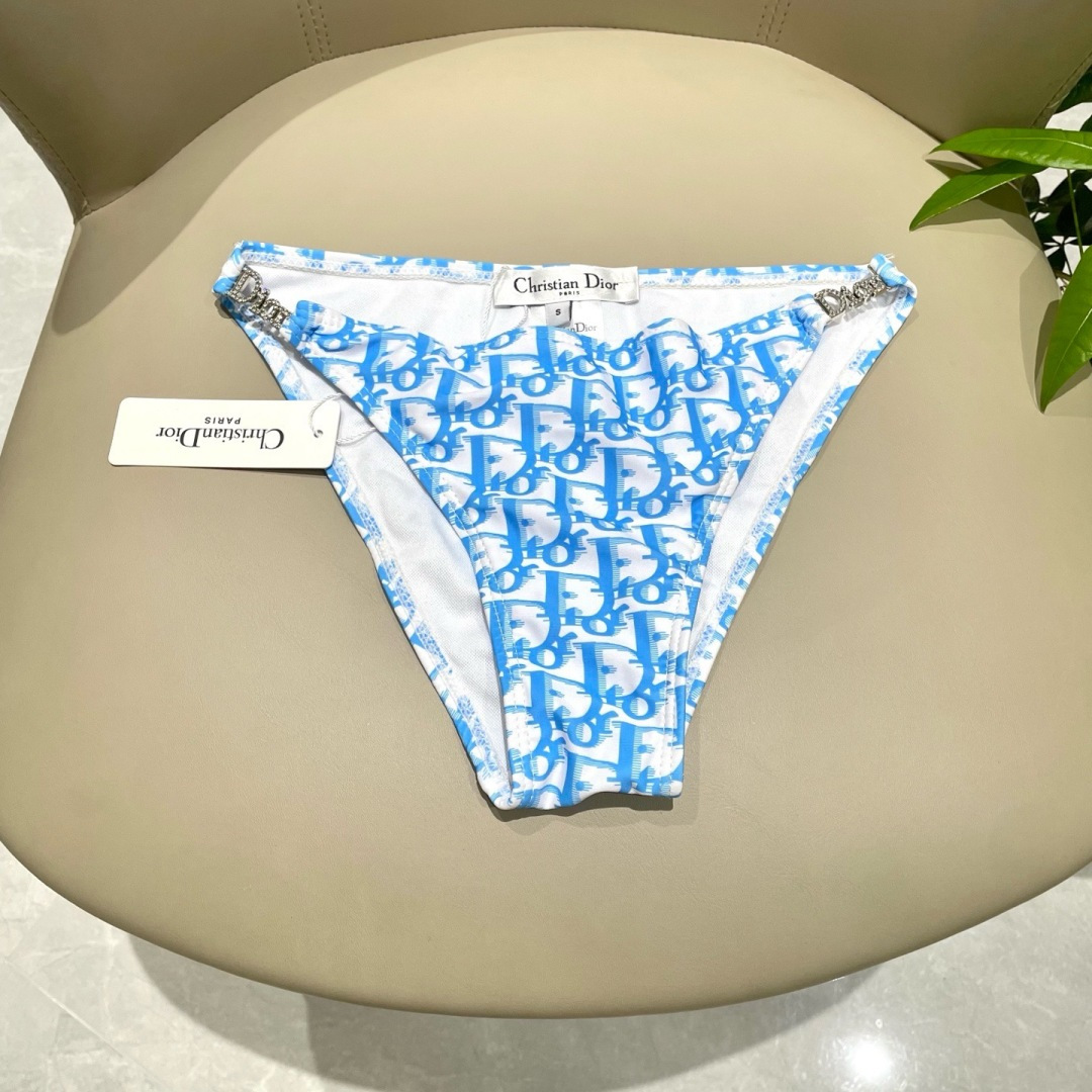 Dior迪奥新款分体式泳衣👙❤️😍🥰适合多种场景的游泳衣🏊‍♀️海边 游泳池 温泉 水上乐园 漂流都可以
