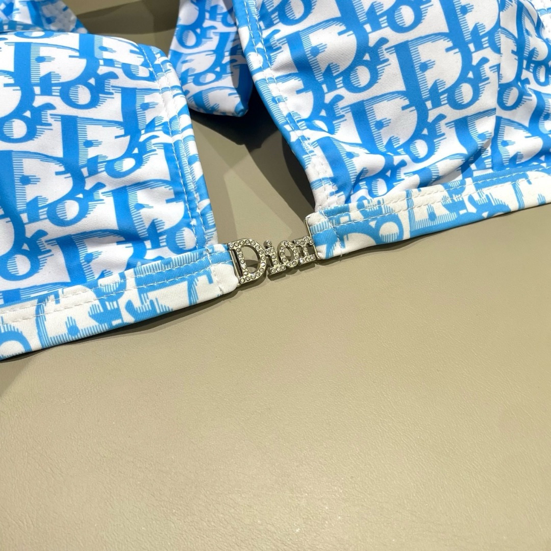 Dior迪奥新款分体式泳衣👙❤️😍🥰适合多种场景的游泳衣🏊‍♀️海边 游泳池 温泉 水上乐园 漂流都可以