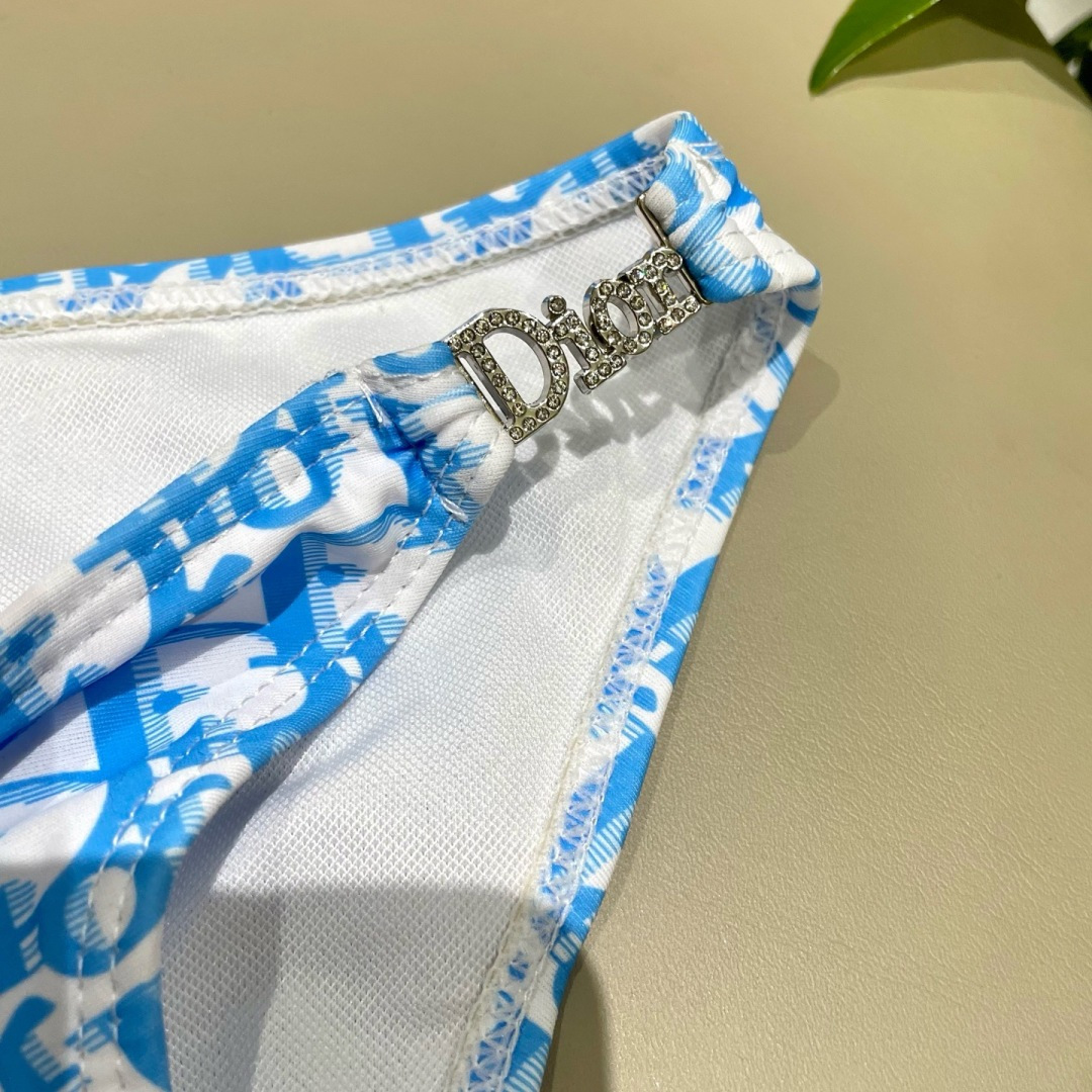 Dior迪奥新款分体式泳衣👙❤️😍🥰适合多种场景的游泳衣🏊‍♀️海边 游泳池 温泉 水上乐园 漂流都可以