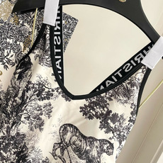 迪奥连体😍🥰适合多种场景的游泳衣🏊♀️海边 游泳池 温泉 水上乐园 漂流都可以😌内搭也完全可以 连体设 迪奥连体😍🥰适合多种场景的游泳衣🏊♀️海边 游泳池 温泉 水上乐园 漂流都可以😌内搭也完全可以 连体设