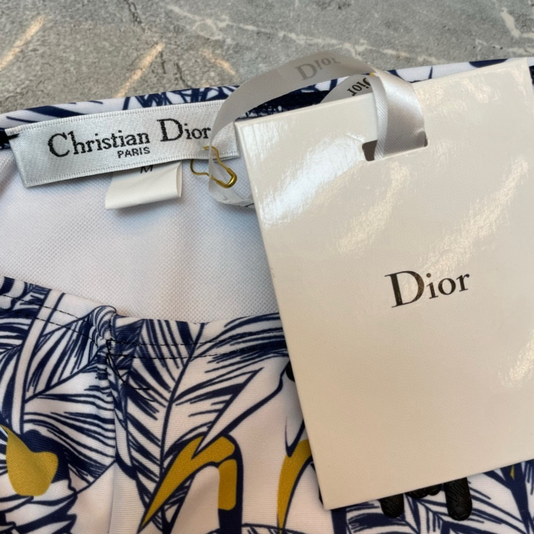 Dior两件套 泳衣➕纱裙 新款动画丛林泳衣😍🥰适合多种场景的游泳衣🏊♀️海边 游泳池 温泉 水上乐园 Dior两件套 泳衣➕纱裙 新款动画丛林泳衣😍🥰适合多种场景的游泳衣🏊♀️海边 游泳池 温泉 水上乐园