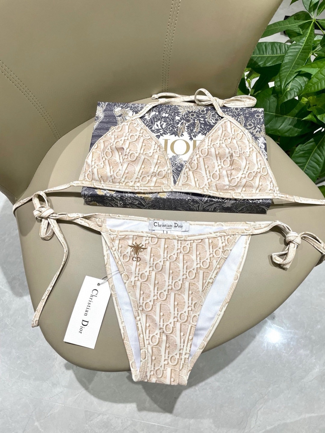 迪奥新款分体泳衣  三件套 比基尼➕裤裙 时尚潮流款 😍🥰适合多种场景的游泳衣🏊‍♀️海边 游泳池 温泉