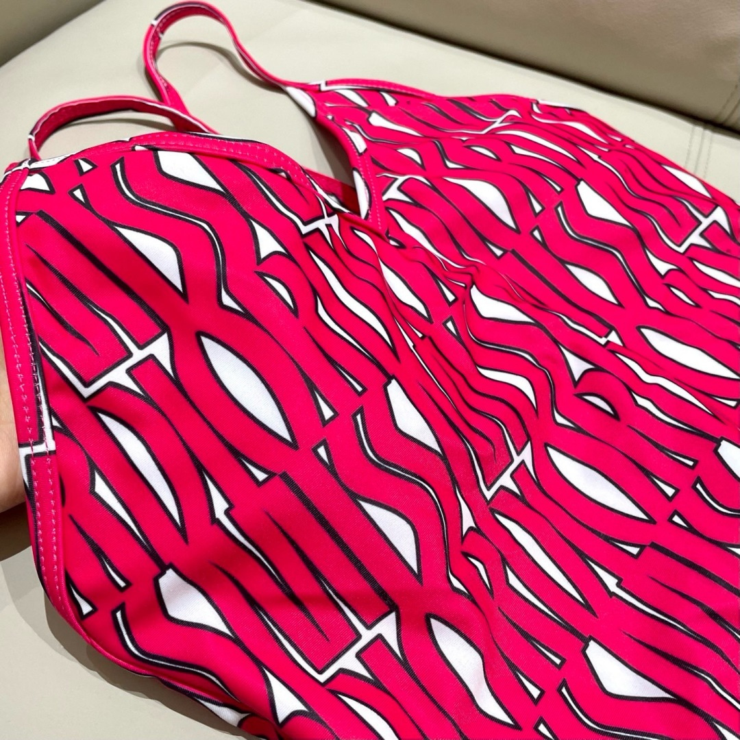 Dior迪奥新款连体式泳衣👙❤️😍🥰适合多种场景的游泳衣🏊‍♀️海边 游泳池 温泉 水上乐园 漂流都可以