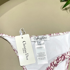 迪奥分体😍🥰适合多种场景的游泳衣🏊♀️海边 游泳池 温泉 水上乐园 漂流都可以😌内搭也完全可以 连体设 迪奥分体😍🥰适合多种场景的游泳衣🏊♀️海边 游泳池 温泉 水上乐园 漂流都可以😌内搭也完全可以 连体设