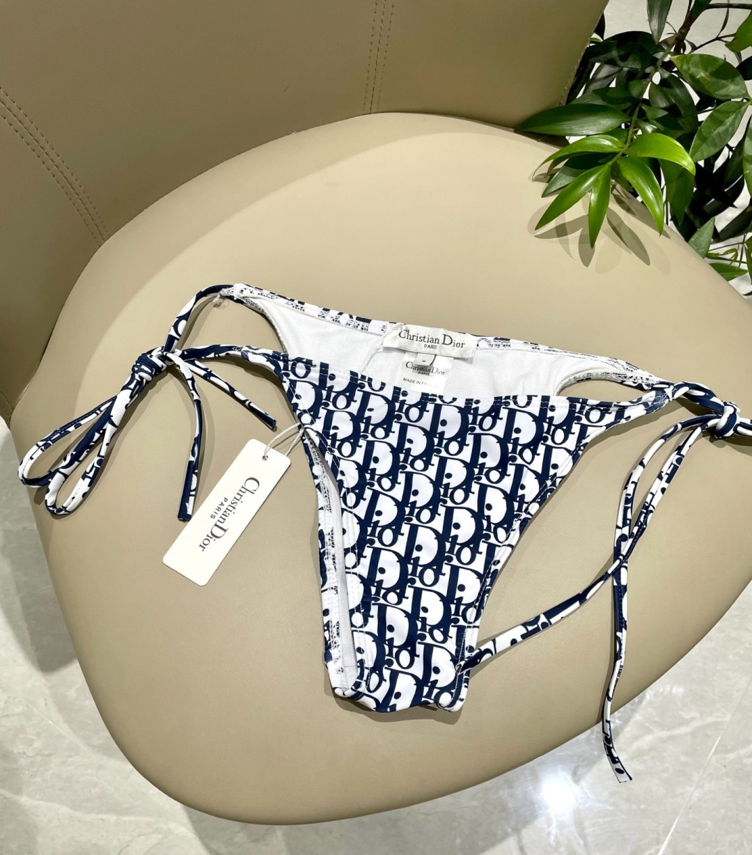 迪奥分体😍🥰适合多种场景的游泳衣🏊♀️海边 游泳池 温泉 水上乐园 漂流都可以😌内搭也完全可以 连体设 迪奥分体😍🥰适合多种场景的游泳衣🏊♀️海边 游泳池 温泉 水上乐园 漂流都可以😌内搭也完全可以 连体设