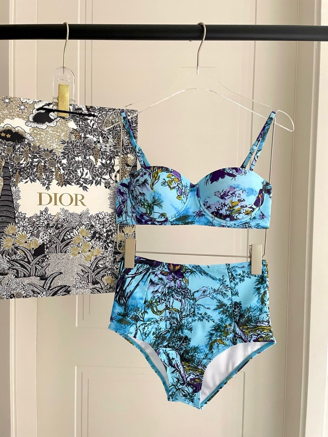 迪奥分体😍🥰适合多种场景的游泳衣🏊♀️海边 游泳池 温泉 水上乐园 漂流都可以😌内搭也完全可以 连体设 迪奥分体😍🥰适合多种场景的游泳衣🏊♀️海边 游泳池 温泉 水上乐园 漂流都可以😌内搭也完全可以 连体设
