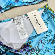 迪奥分体😍🥰适合多种场景的游泳衣🏊♀️海边 游泳池 温泉 水上乐园 漂流都可以😌内搭也完全可以 连体设 迪奥分体😍🥰适合多种场景的游泳衣🏊♀️海边 游泳池 温泉 水上乐园 漂流都可以😌内搭也完全可以 连体设