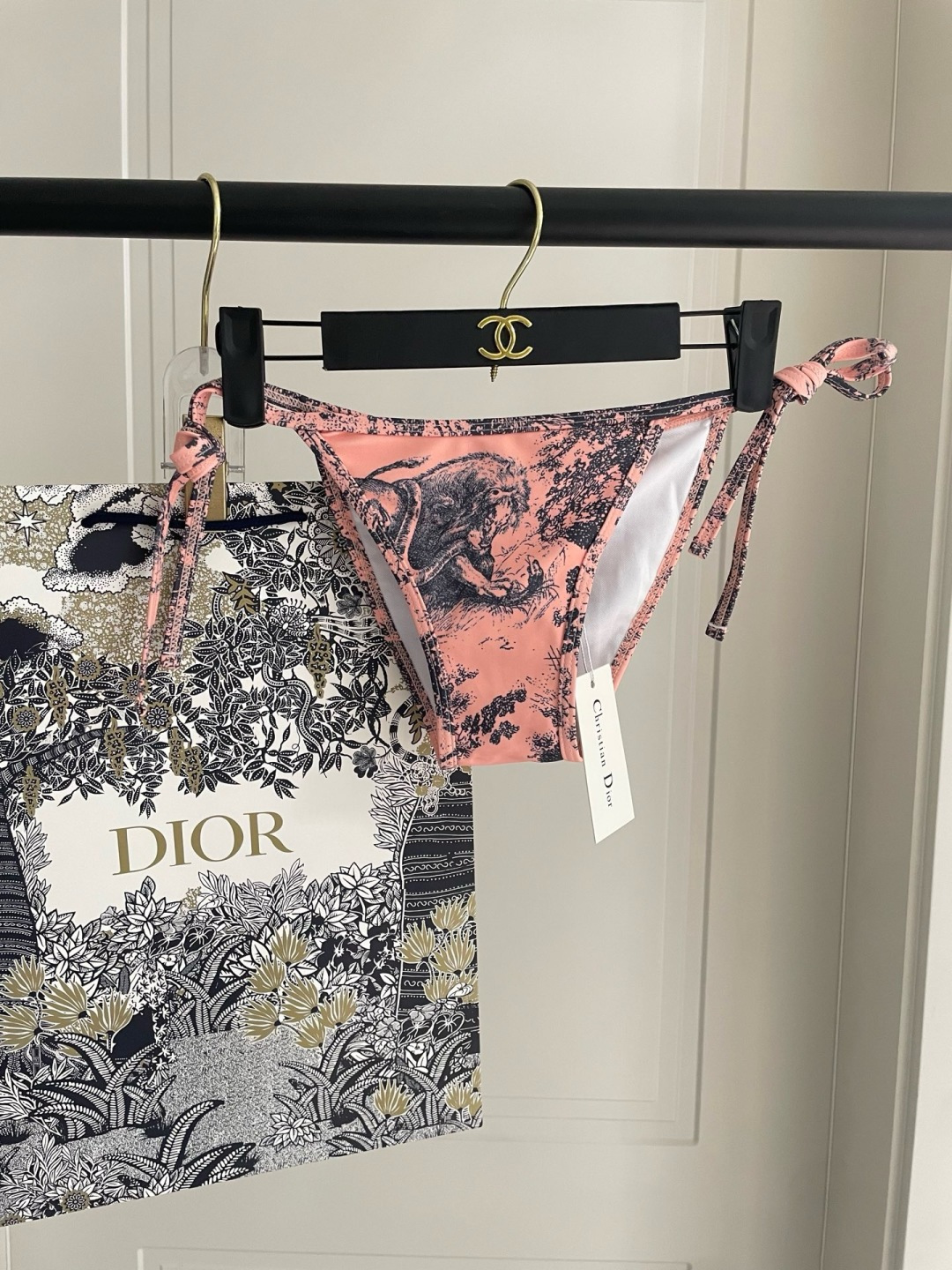 迪奥新款分体泳衣 三件套 时尚潮流款 😍🥰适合多种场景的游泳衣🏊♀️海边 游泳池 温泉 水上乐园 漂 迪奥新款分体泳衣 三件套 时尚潮流款 😍🥰适合多种场景的游泳衣🏊♀️海边 游泳池 温泉 水上乐园 漂