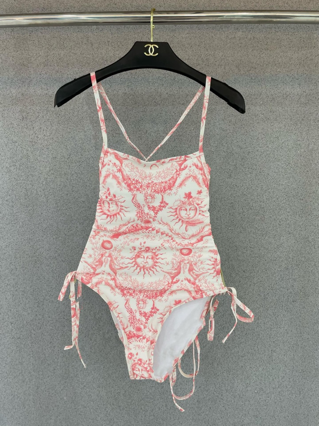 Dior迪奥新款连体式泳衣👙❤️😍🥰适合多种场景的游泳衣🏊♀️海边 游泳池 温泉 水上乐园 漂流都可以 Dior迪奥新款连体式泳衣👙❤️😍🥰适合多种场景的游泳衣🏊♀️海边 游泳池 温泉 水上乐园 漂流都可以