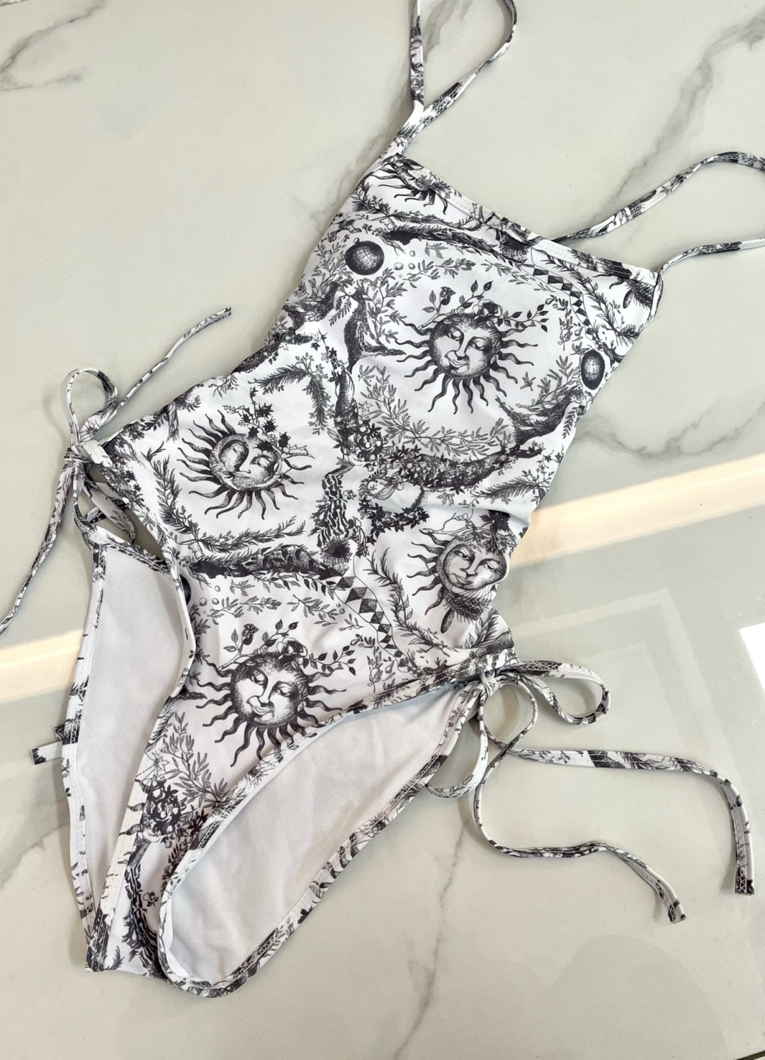 Dior迪奥新款连体式泳衣👙❤️😍🥰适合多种场景的游泳衣🏊‍♀️海边 游泳池 温泉 水上乐园 漂流都可以
