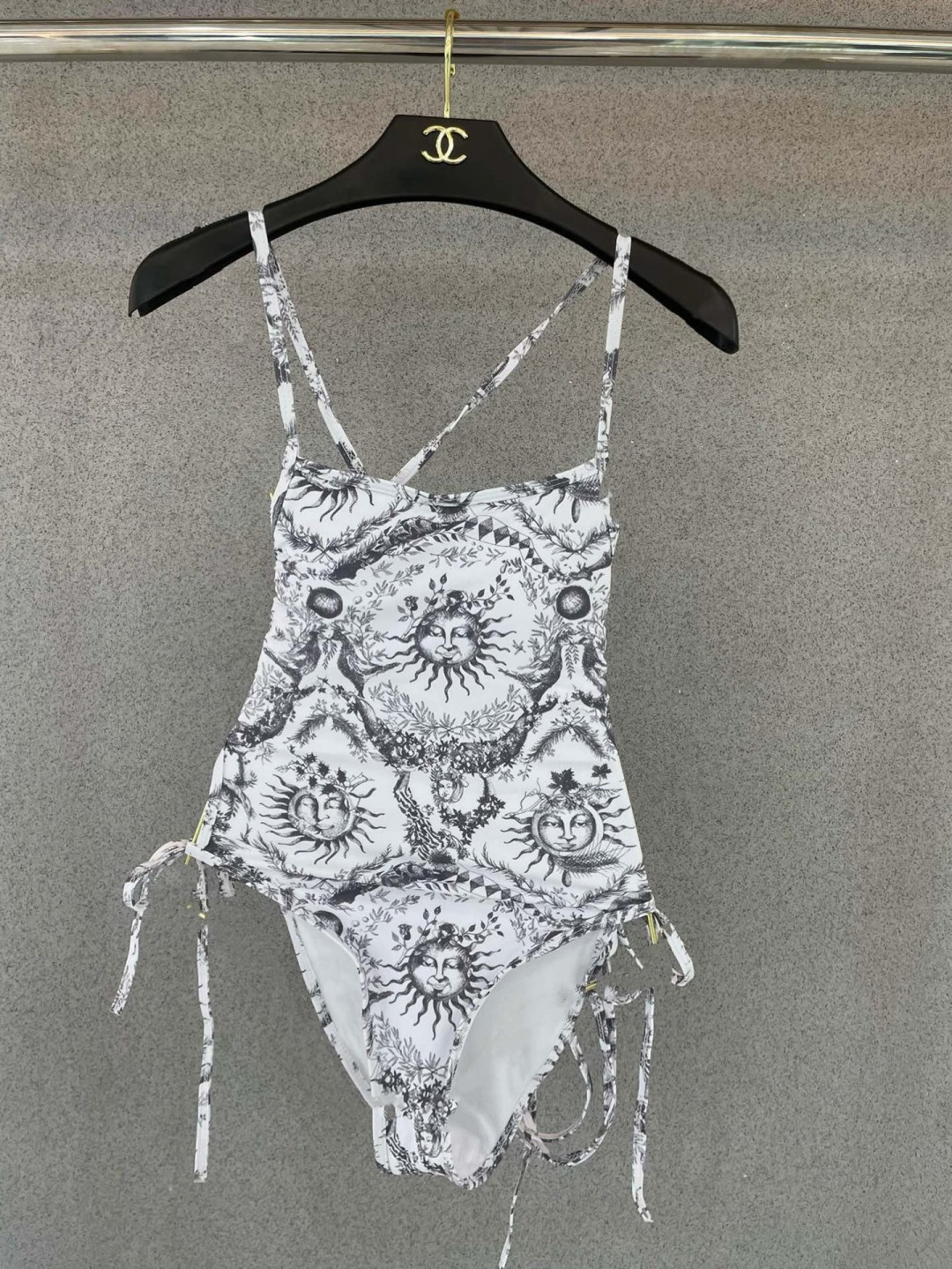Dior迪奥新款连体式泳衣👙❤️😍🥰适合多种场景的游泳衣🏊‍♀️海边 游泳池 温泉 水上乐园 漂流都可以