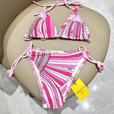 Pucci新款泳装 比基尼➕纱巾 😍🥰适合多种场景的游泳衣🏊♀️海边 游泳池 温泉 水上乐园 漂流都可 Pucci新款泳装 比基尼➕纱巾 😍🥰适合多种场景的游泳衣🏊♀️海边 游泳池 温泉 水上乐园 漂流都可
