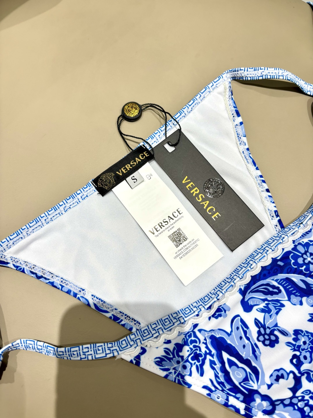 范思哲新款泳装 比基尼➕纱巾 😍🥰适合多种场景的游泳衣🏊♀️海边 游泳池 温泉 水上乐园 漂流都可以😌 范思哲新款泳装 比基尼➕纱巾 😍🥰适合多种场景的游泳衣🏊♀️海边 游泳池 温泉 水上乐园 漂流都可以😌