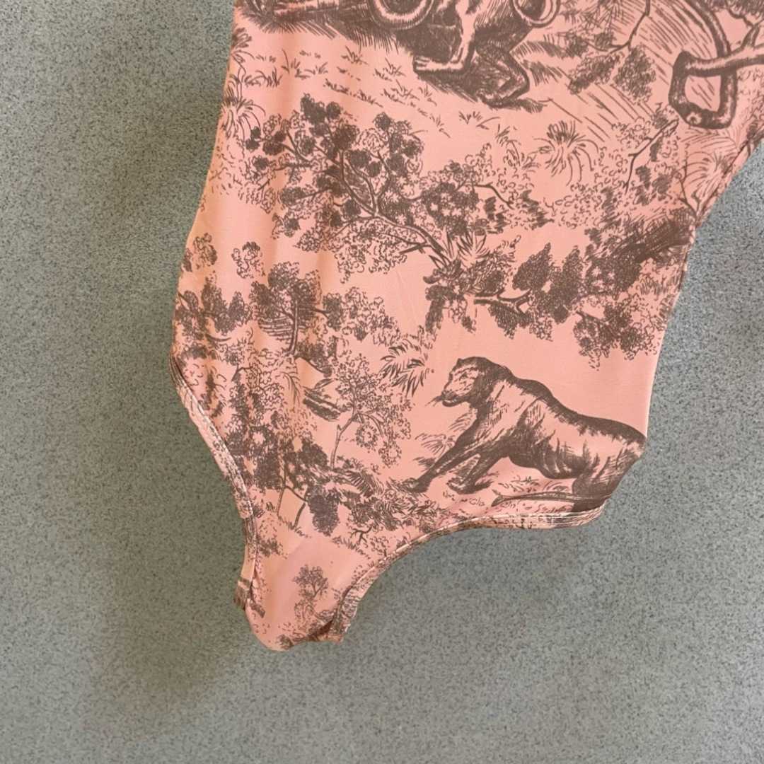 Dior 迪奥连体泳衣 强烈推荐!超显气质 😍🥰适合多种场景的游泳衣🏊♀️海边 游泳池 温泉 水上乐 Dior 迪奥连体泳衣 强烈推荐!超显气质 😍🥰适合多种场景的游泳衣🏊♀️海边 游泳池 温泉 水上乐