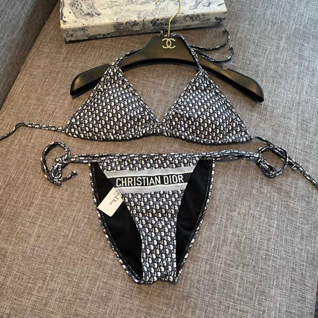 迪奥分体😍🥰适合多种场景的游泳衣🏊♀️海边 游泳池 温泉 水上乐园 漂流都可以😌内搭也完全可以 连体设 迪奥分体😍🥰适合多种场景的游泳衣🏊♀️海边 游泳池 温泉 水上乐园 漂流都可以😌内搭也完全可以 连体设