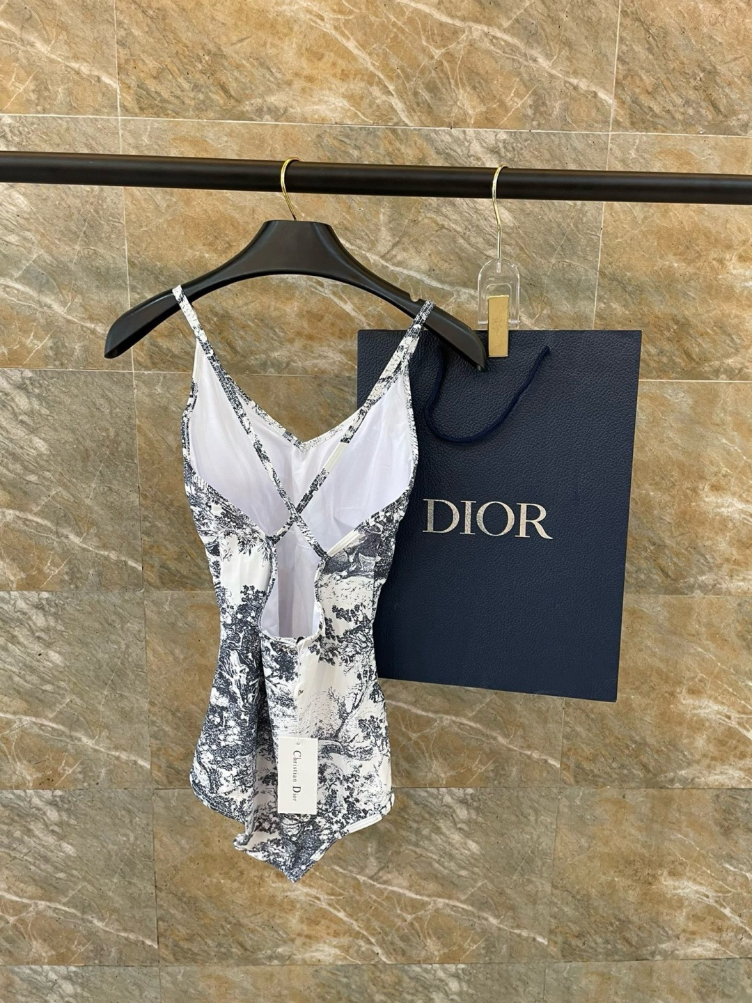 Dior 迪奥连体泳衣 强烈推荐!超显气质 😍🥰适合多种场景的游泳衣🏊♀️海边 游泳池 温泉 水上乐 Dior 迪奥连体泳衣 强烈推荐!超显气质 😍🥰适合多种场景的游泳衣🏊♀️海边 游泳池 温泉 水上乐