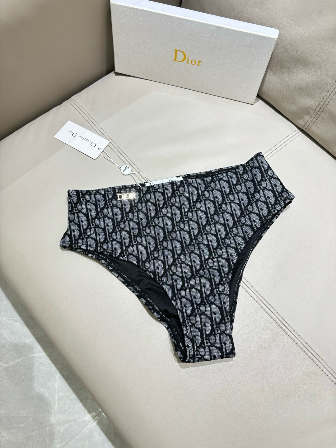 迪奥泳衣 印花适合多种场景的游泳衣🏊♀️海边 游泳池 温泉 水上乐园 漂流都可以😌内搭也完全可以 连体 迪奥泳衣 印花适合多种场景的游泳衣🏊♀️海边 游泳池 温泉 水上乐园 漂流都可以😌内搭也完全可以 连体