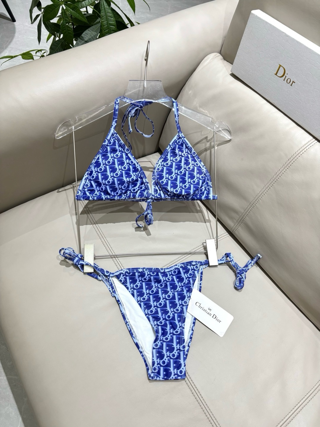 迪奥分体😍🥰适合多种场景的游泳衣🏊♀️海边 游泳池 温泉 水上乐园 漂流都可以😌内搭也完全可以 连体设 迪奥分体😍🥰适合多种场景的游泳衣🏊♀️海边 游泳池 温泉 水上乐园 漂流都可以😌内搭也完全可以 连体设