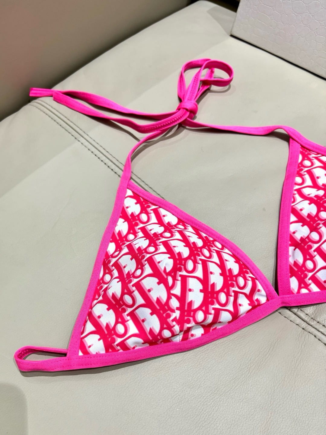 迪奥分体😍🥰适合多种场景的游泳衣🏊♀️海边 游泳池 温泉 水上乐园 漂流都可以😌内搭也完全可以 连体设 迪奥分体😍🥰适合多种场景的游泳衣🏊♀️海边 游泳池 温泉 水上乐园 漂流都可以😌内搭也完全可以 连体设