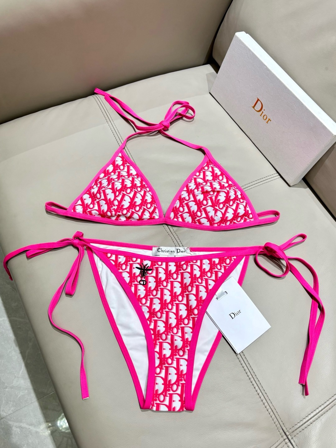 迪奥分体😍🥰适合多种场景的游泳衣🏊♀️海边 游泳池 温泉 水上乐园 漂流都可以😌内搭也完全可以 连体设 迪奥分体😍🥰适合多种场景的游泳衣🏊♀️海边 游泳池 温泉 水上乐园 漂流都可以😌内搭也完全可以 连体设