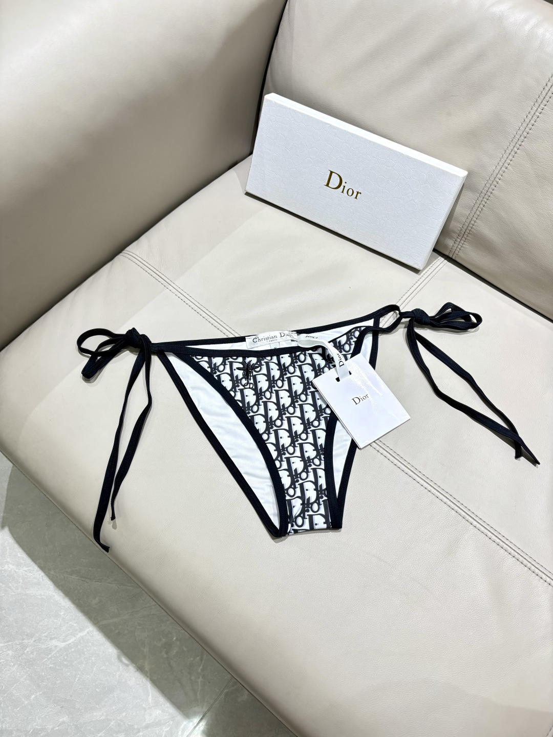 迪奥分体😍🥰适合多种场景的游泳衣🏊♀️海边 游泳池 温泉 水上乐园 漂流都可以😌内搭也完全可以 连体设 迪奥分体😍🥰适合多种场景的游泳衣🏊♀️海边 游泳池 温泉 水上乐园 漂流都可以😌内搭也完全可以 连体设