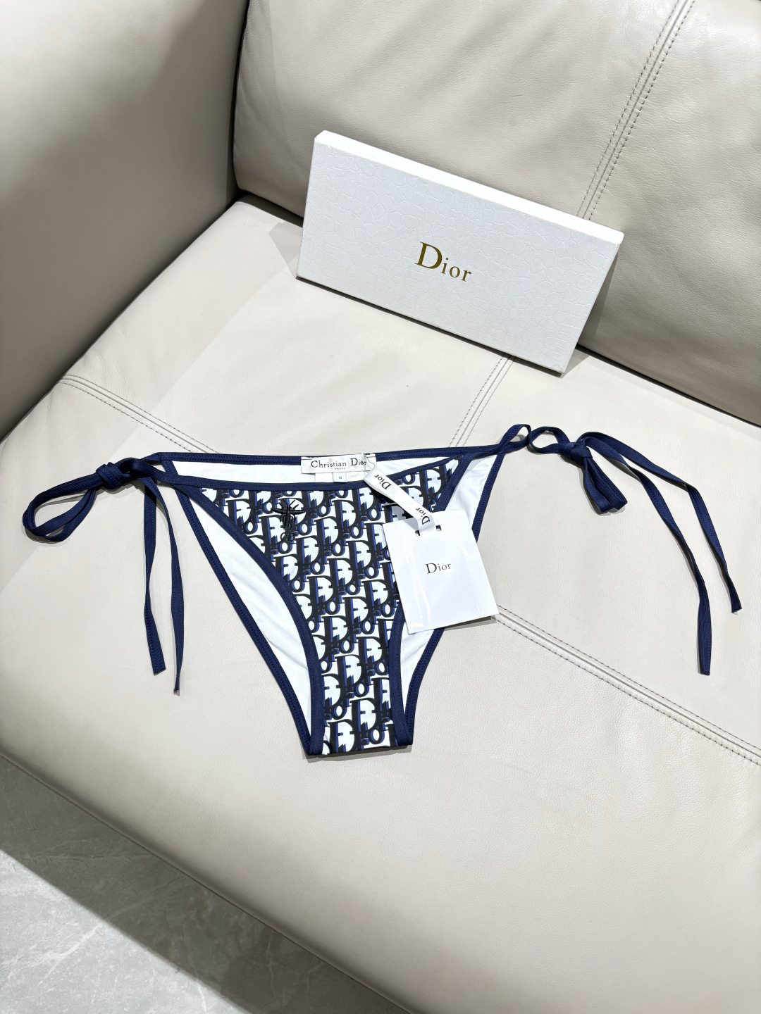 迪奥分体😍🥰适合多种场景的游泳衣🏊‍♀️海边 游泳池 温泉 水上乐园 漂流都可以😌内搭也完全可以 连体设