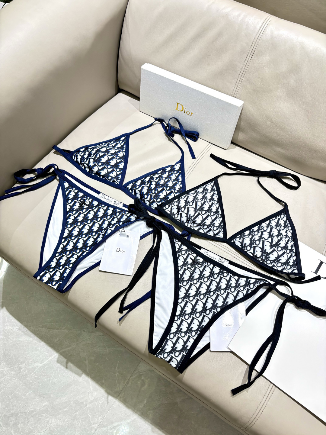 迪奥分体😍🥰适合多种场景的游泳衣🏊‍♀️海边 游泳池 温泉 水上乐园 漂流都可以😌内搭也完全可以 连体设