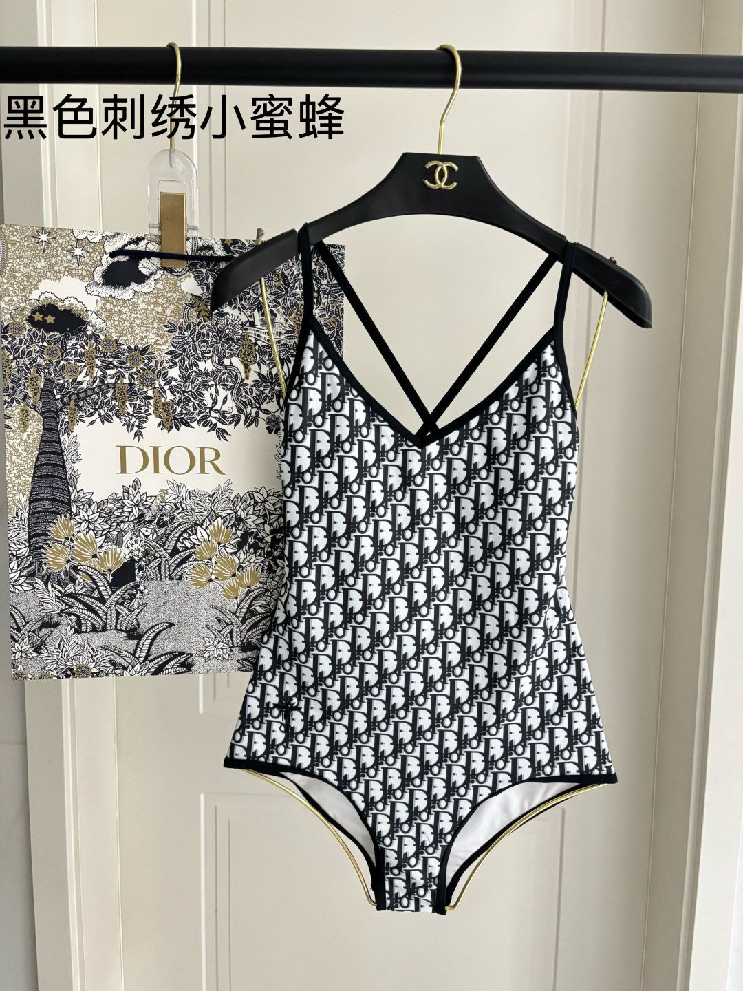 迪奥连体😍🥰适合多种场景的游泳衣🏊♀️海边 游泳池 温泉 水上乐园 漂流都可以😌内搭也完全可以 连体设 迪奥连体😍🥰适合多种场景的游泳衣🏊♀️海边 游泳池 温泉 水上乐园 漂流都可以😌内搭也完全可以 连体设