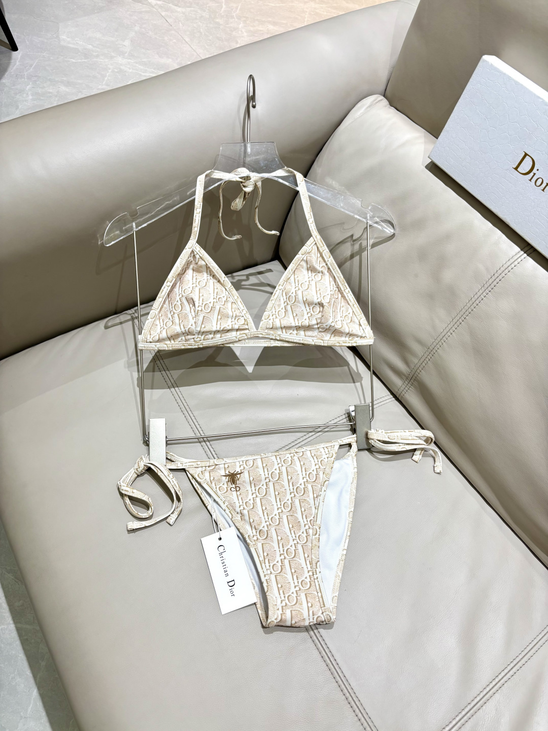 Dior新款比基尼泳衣➕纱巾2件套 😍🥰适合多种场景的游泳衣🏊‍♀️海边 游泳池 温泉 水上乐园 漂流都