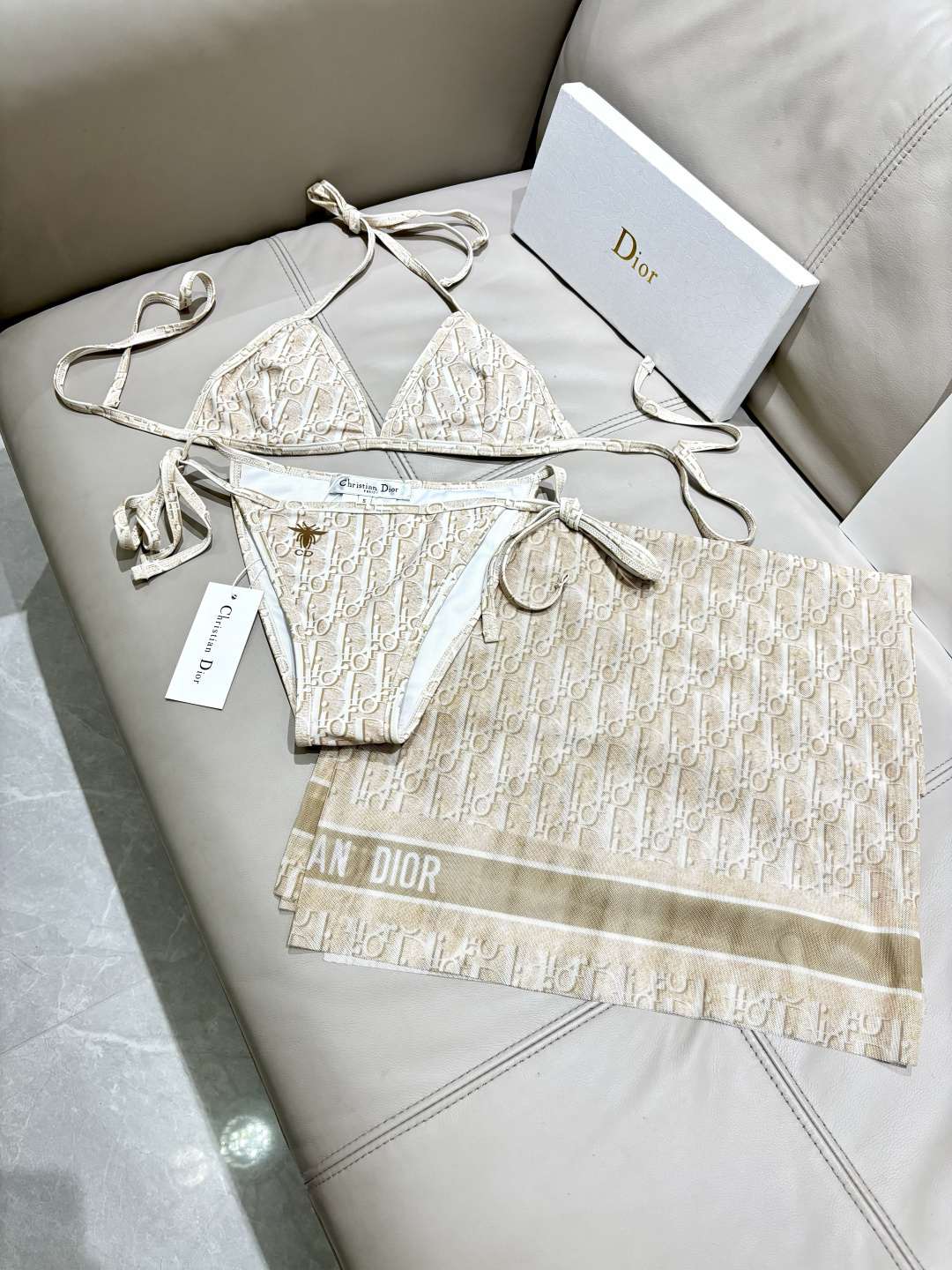 Dior新款比基尼泳衣➕纱巾2件套 😍🥰适合多种场景的游泳衣🏊‍♀️海边 游泳池 温泉 水上乐园 漂流都