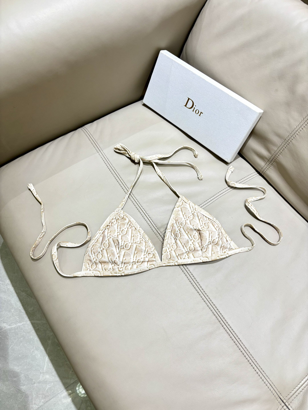 Dior新款比基尼泳衣➕纱巾2件套 😍🥰适合多种场景的游泳衣🏊‍♀️海边 游泳池 温泉 水上乐园 漂流都