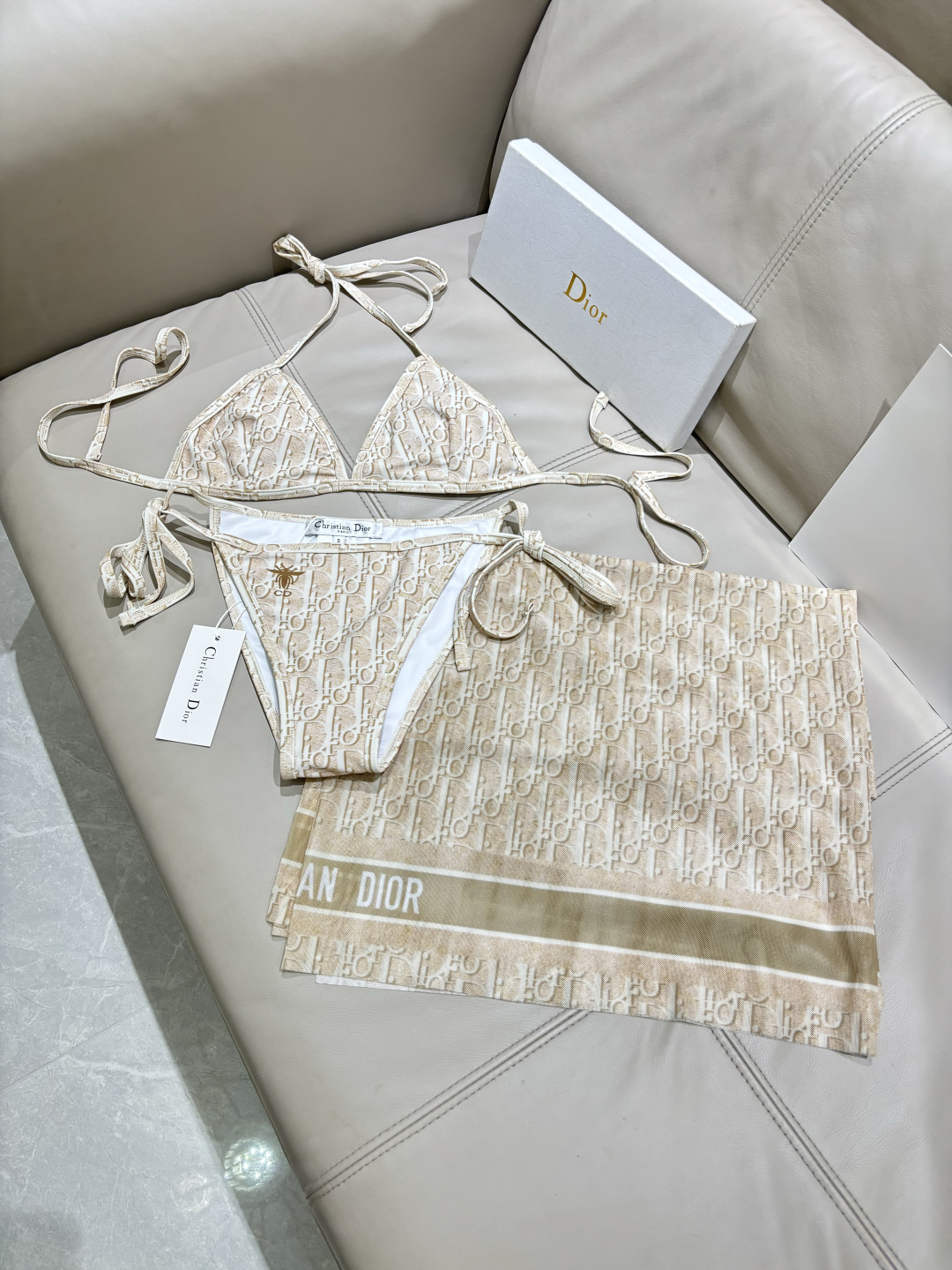 Dior新款比基尼泳衣➕纱巾2件套 😍🥰适合多种场景的游泳衣🏊‍♀️海边 游泳池 温泉 水上乐园 漂流都