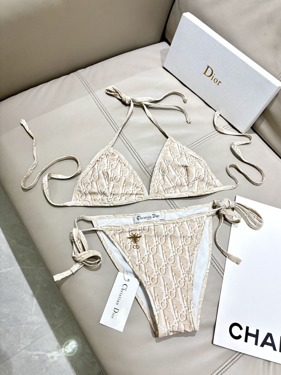 Dior新款比基尼泳衣➕纱巾2件套 😍🥰适合多种场景的游泳衣🏊‍♀️海边 游泳池 温泉 水上乐园 漂流都