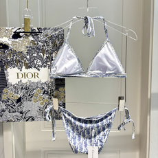 Dior新款比基尼泳衣➕纱巾2件套 😍🥰适合多种场景的游泳衣🏊♀️海边 游泳池 温泉 水上乐园 漂流都 Dior新款比基尼泳衣➕纱巾2件套 😍🥰适合多种场景的游泳衣🏊♀️海边 游泳池 温泉 水上乐园 漂流都