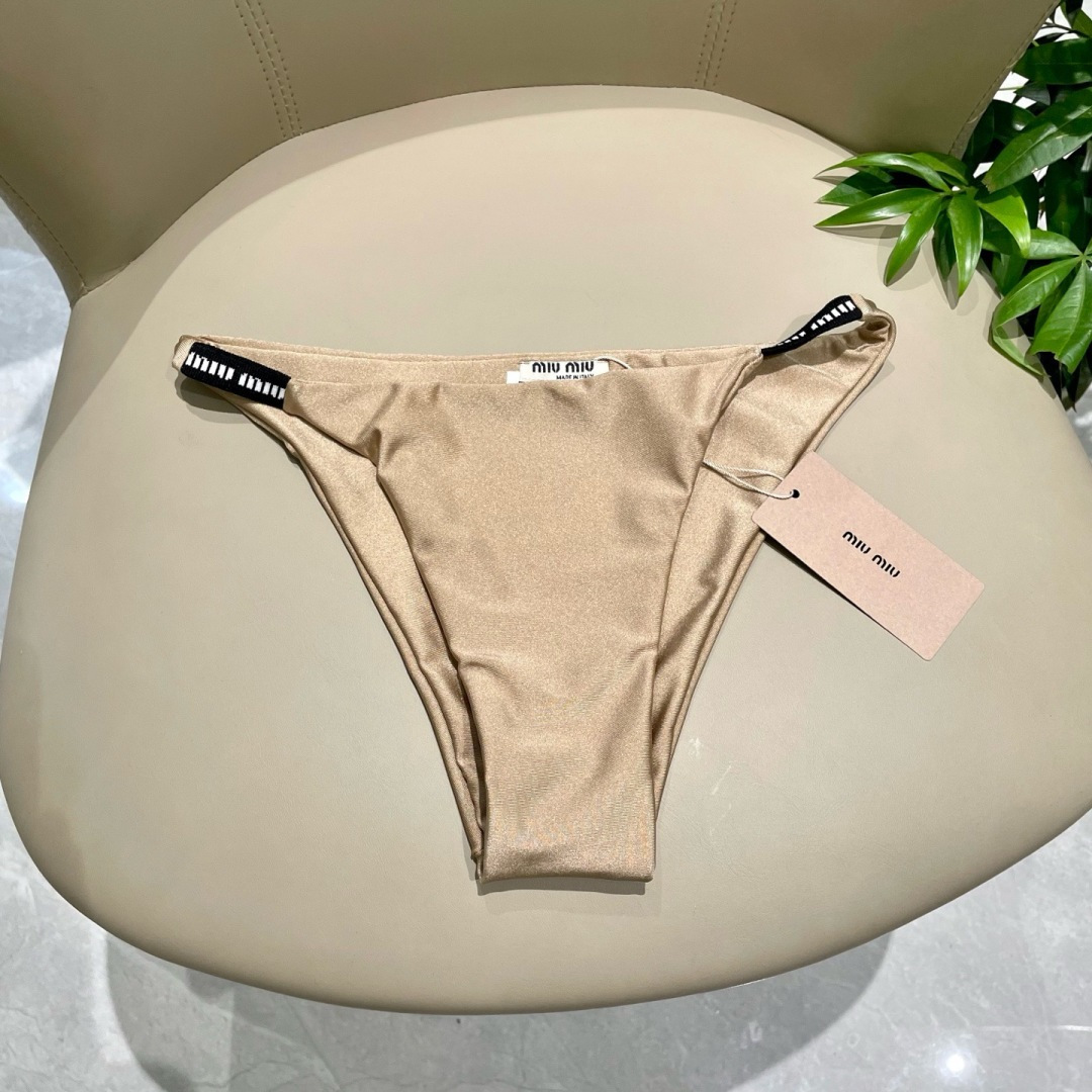 miumiu新款比基尼泳衣👙❤️😍🥰适合多种场景的游泳衣🏊♀️海边 游泳池 温泉 水上乐园 漂流都可以 miumiu新款比基尼泳衣👙❤️😍🥰适合多种场景的游泳衣🏊♀️海边 游泳池 温泉 水上乐园 漂流都可以