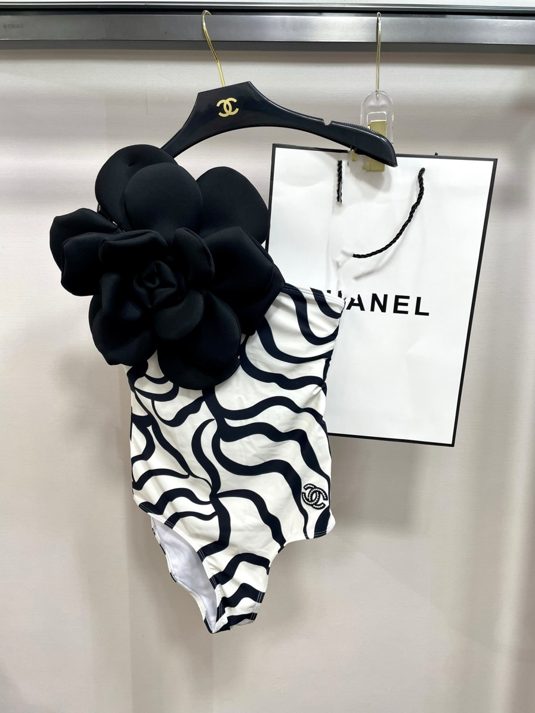 Chanel连体泳衣 😍🥰适合多种场景的游泳衣🏊♀️海边 游泳池 温泉 水上乐园 漂流都可以😌内搭也 Chanel连体泳衣 😍🥰适合多种场景的游泳衣🏊♀️海边 游泳池 温泉 水上乐园 漂流都可以😌内搭也