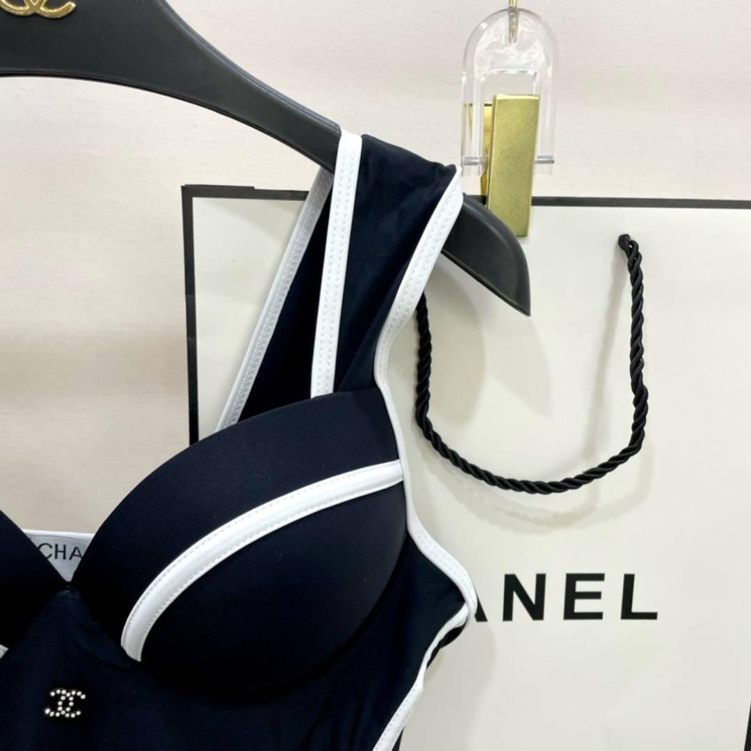 Chanel连体泳衣 😍🥰适合多种场景的游泳衣🏊♀️海边 游泳池 温泉 水上乐园 漂流都可以😌内搭也 Chanel连体泳衣 😍🥰适合多种场景的游泳衣🏊♀️海边 游泳池 温泉 水上乐园 漂流都可以😌内搭也