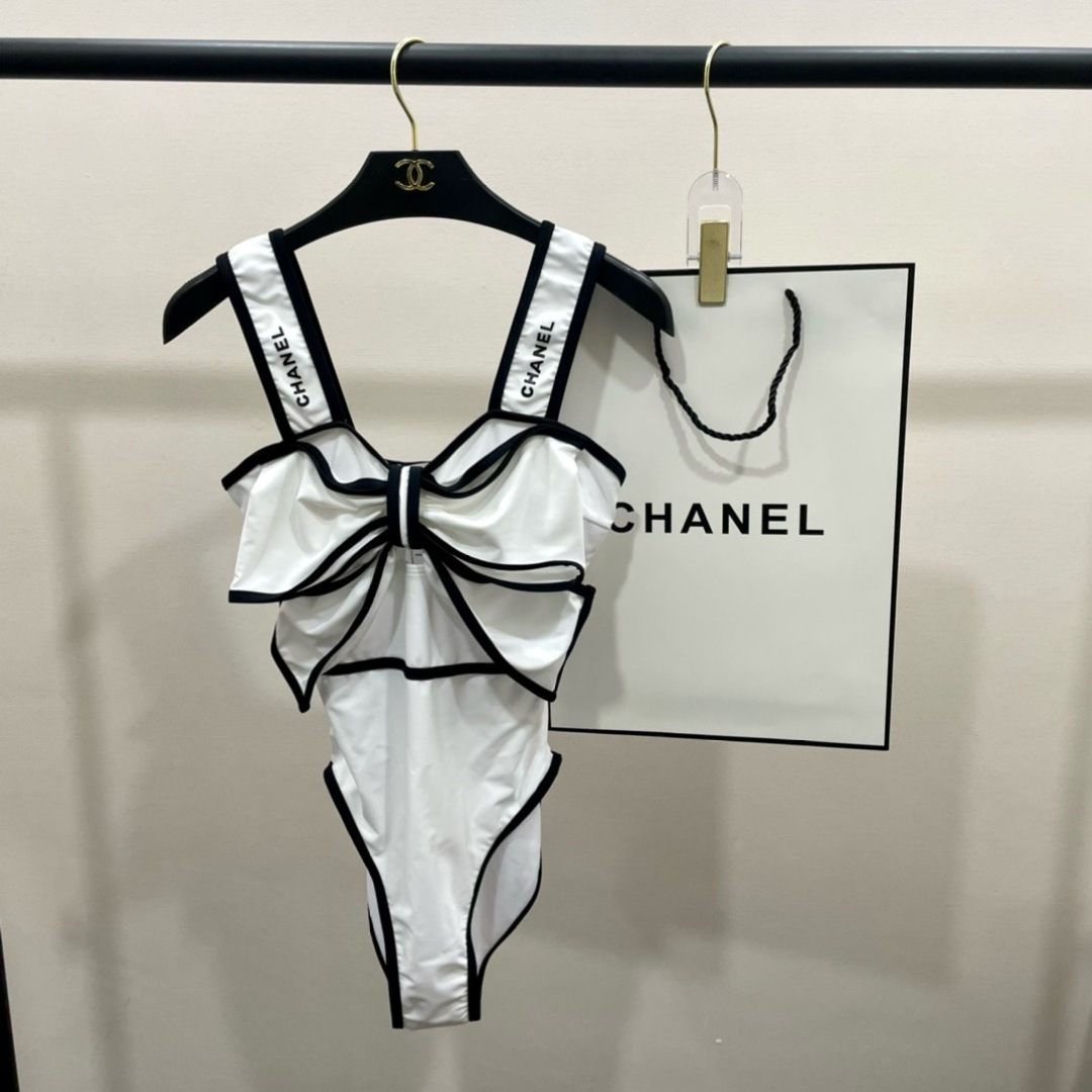 Chanel连体泳衣 😍🥰适合多种场景的游泳衣🏊♀️海边 游泳池 温泉 水上乐园 漂流都可以😌内搭也 Chanel连体泳衣 😍🥰适合多种场景的游泳衣🏊♀️海边 游泳池 温泉 水上乐园 漂流都可以😌内搭也