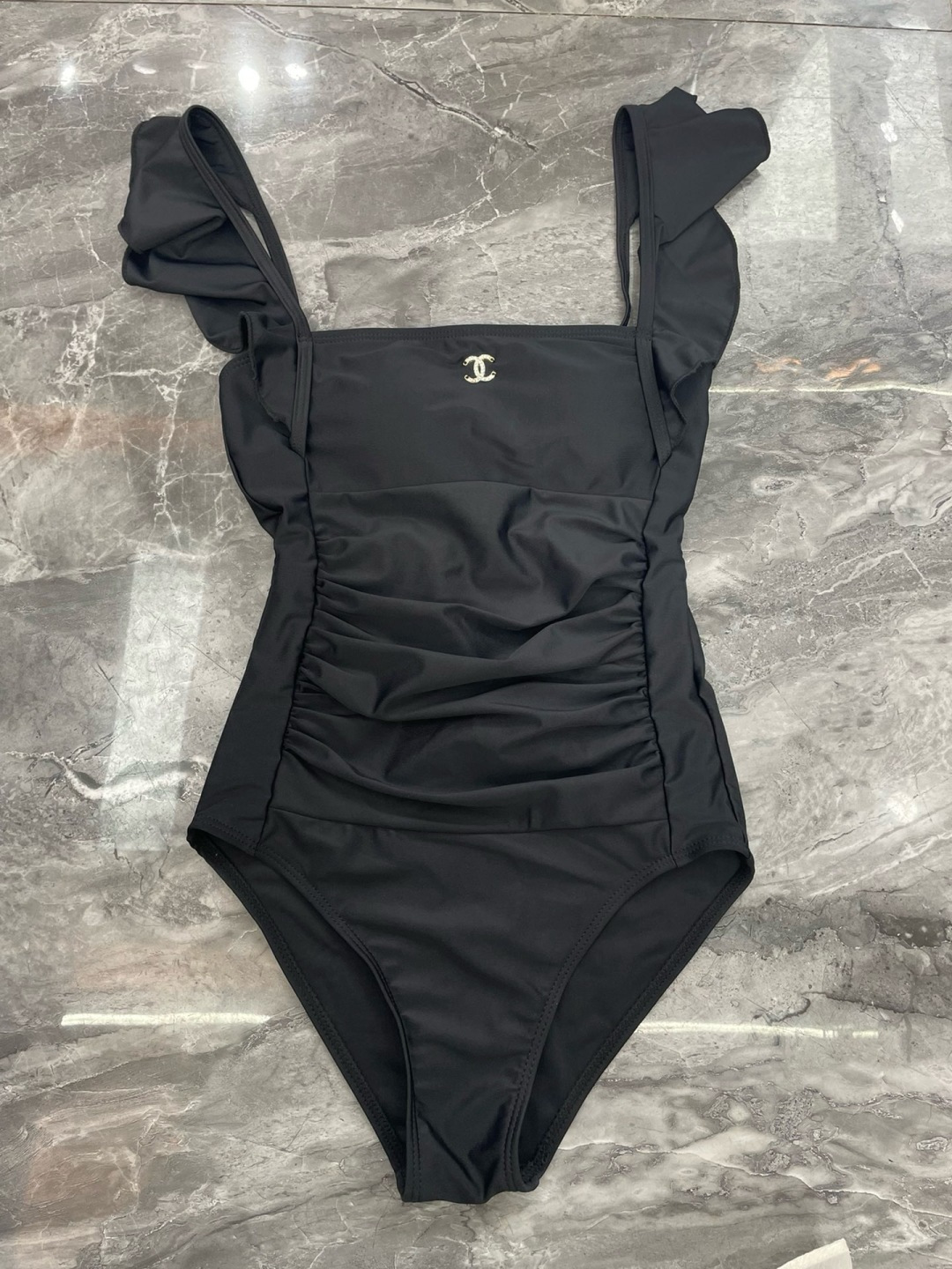 Chanel连体泳衣 😍🥰适合多种场景的游泳衣🏊♀️海边 游泳池 温泉 水上乐园 漂流都可以😌内搭也 Chanel连体泳衣 😍🥰适合多种场景的游泳衣🏊♀️海边 游泳池 温泉 水上乐园 漂流都可以😌内搭也