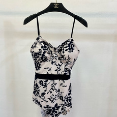 Chanel连体泳衣 😍🥰适合多种场景的游泳衣🏊♀️海边 游泳池 温泉 水上乐园 漂流都可以😌内搭也 Chanel连体泳衣 😍🥰适合多种场景的游泳衣🏊♀️海边 游泳池 温泉 水上乐园 漂流都可以😌内搭也