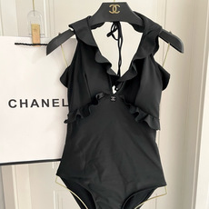 Chanel连体泳衣 😍🥰适合多种场景的游泳衣🏊♀️海边 游泳池 温泉 水上乐园 漂流都可以😌内搭也 Chanel连体泳衣 😍🥰适合多种场景的游泳衣🏊♀️海边 游泳池 温泉 水上乐园 漂流都可以😌内搭也